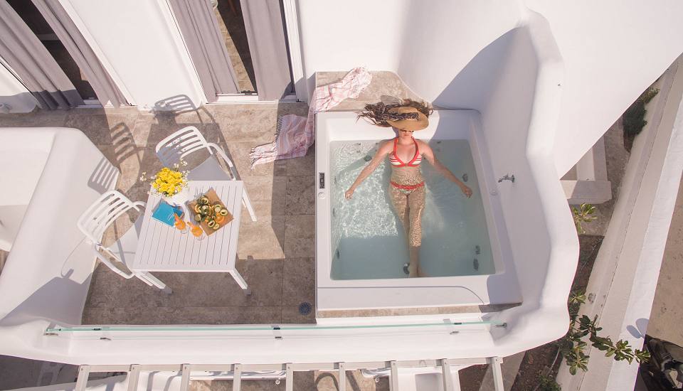 Superior Suites with Outdoors Hottub and Sea View or Partial Sea View